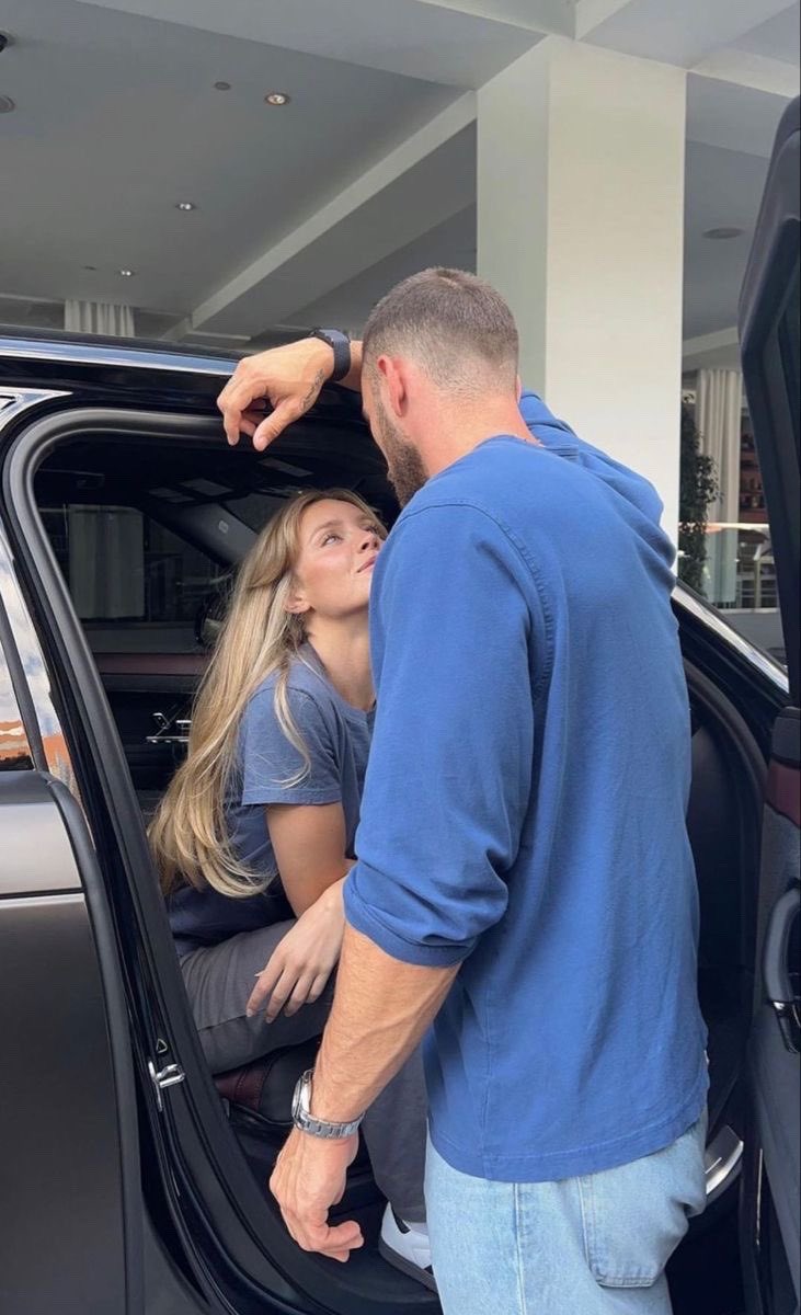 I do not crush
Especially not on Mondays
But I do have my eyes on someone
Best singer in this part of the globe
and the father of my future babies
@Hedonismunbound