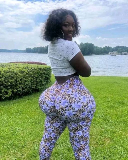 ChocolateThai's tweet photo. Appreciating Big Butts, beautiful black girls  round butts #BigButts #BlackGirlMagic #CurvyQueens https://t.co/yNYelmKP6a https://t.co/sCz0cBDfRs