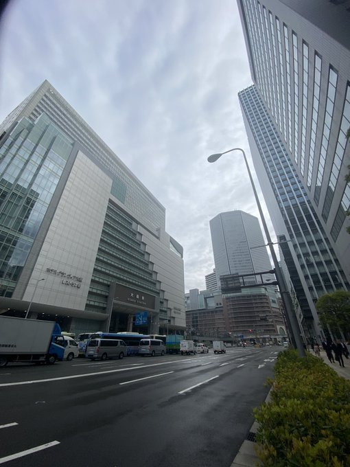 梅田って高いビルたくさんあるんだね あと行きたいところに全然行けないんだけどさ、横断歩道とか少なくないか？ https://t.co/aeEUvJeCyv