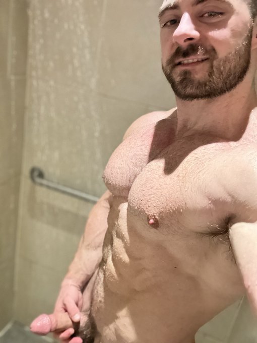 Bored sitting on a very delayed Amtrak in NYC&hellip; who do you want to see me collab with? https://t.co/w<a href="/tag/toweltuesday"class="tags"><span>#toweltuesday</span></a>