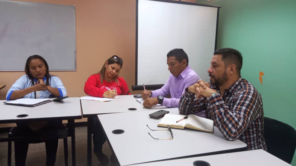 SomosUnem's tweet photo. #AlDía📚|| En respuesta efectiva al 1x10 del Buen Gobierno 🇻🇪, este #15Abr 🗓️, la #CEGU del estado Apure junto a la #UTGU llevaron a cabo una reunión 👥 con la finalidad de atender los casos que han sido reportadas a través de la plataforma VenApp 📲.
#VamosPaLanteMaduro https://t.co/nP88HCjf42