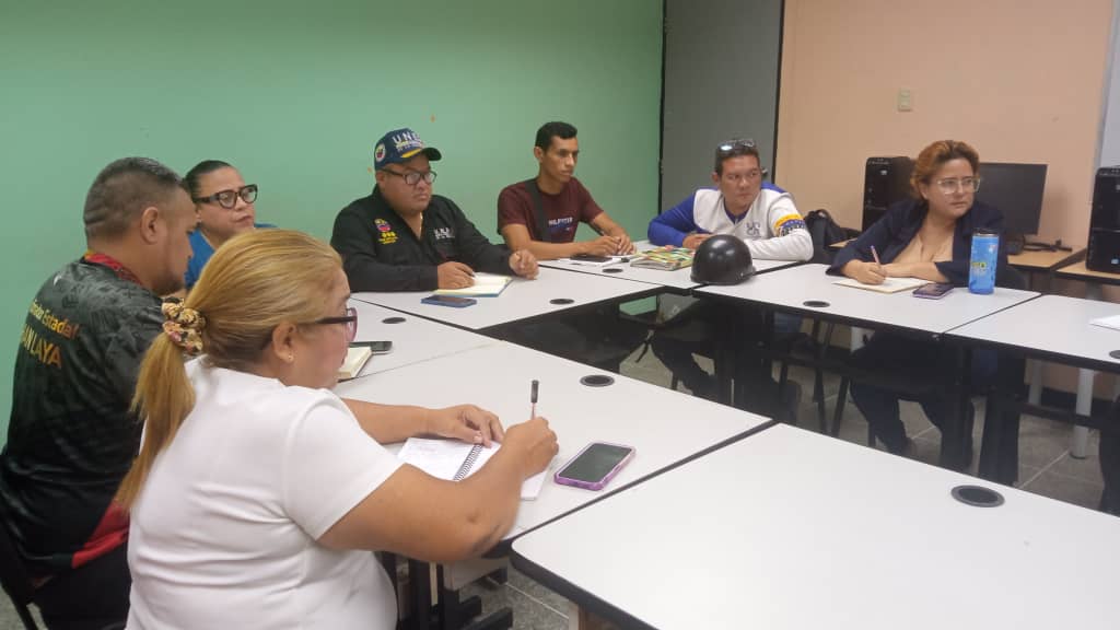 SomosUnem's tweet photo. #AlDía📚|| En respuesta efectiva al 1x10 del Buen Gobierno 🇻🇪, este #15Abr 🗓️, la #CEGU del estado Apure junto a la #UTGU llevaron a cabo una reunión 👥 con la finalidad de atender los casos que han sido reportadas a través de la plataforma VenApp 📲.
#VamosPaLanteMaduro https://t.co/nP88HCjf42