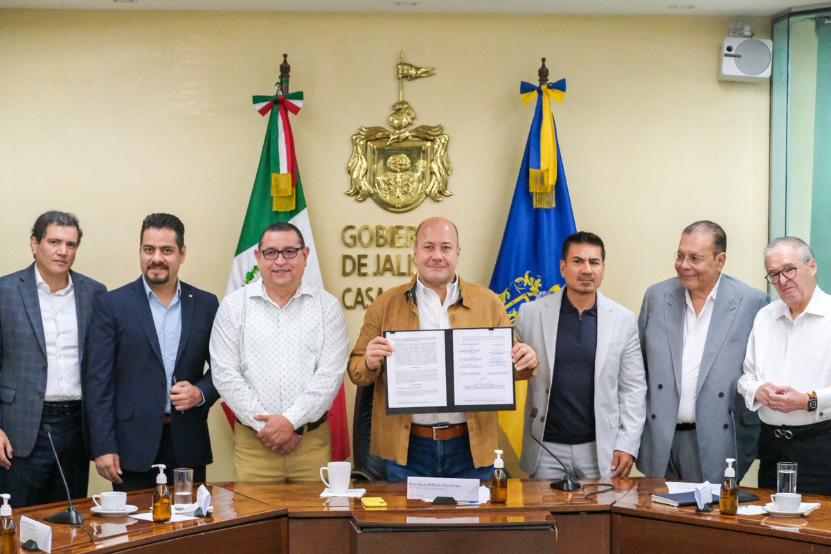 Como me comprometí, durante estos seis años ni un servidor ni los funcionarios de primer nivel recibimos un aumento a nuestro salario, pero hoy, en un acto de justicia, firmamos el último acuerdo que me toca como gobernador para el incremento salarial de los servidores públicos