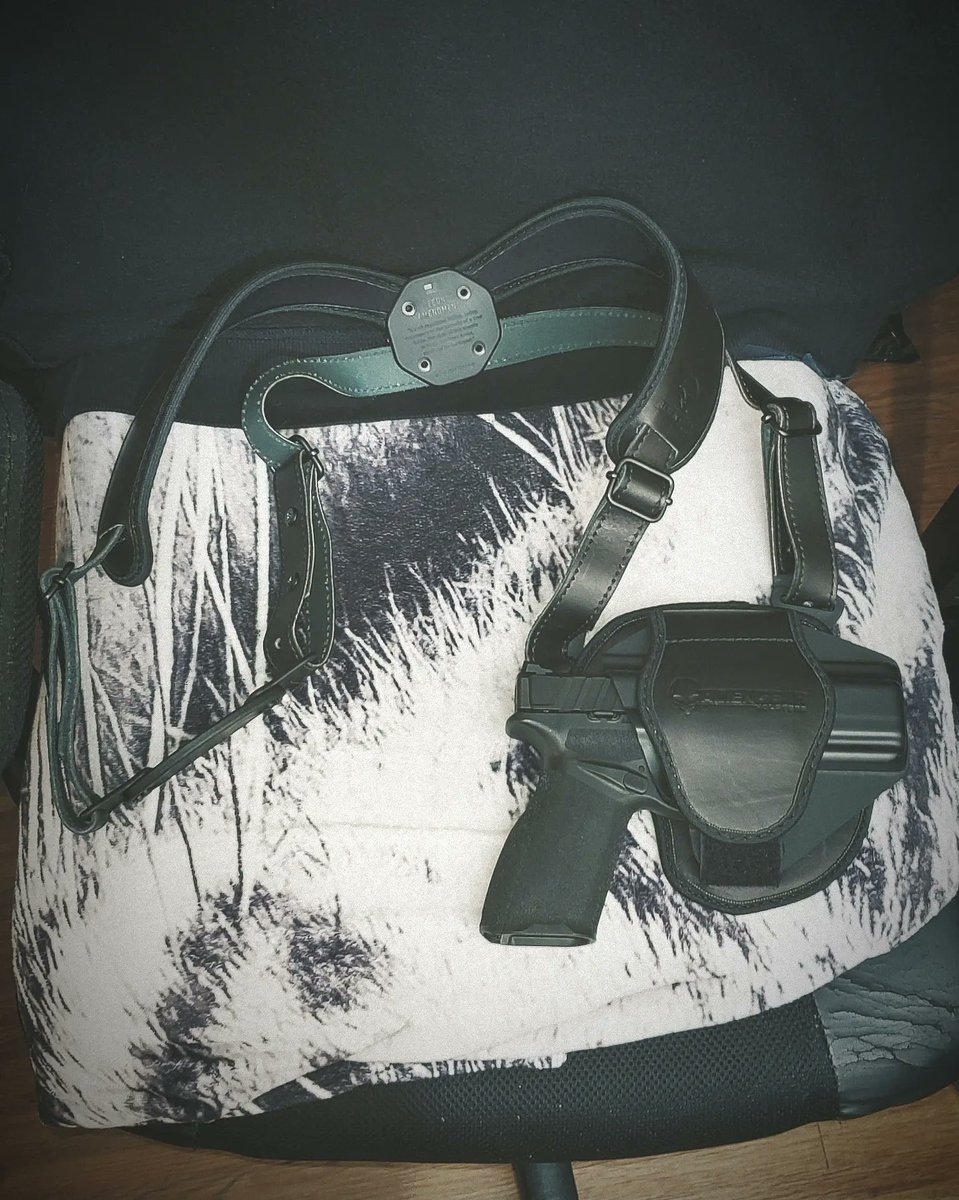 tinyINKgaming's tweet photo. Finally got my shoulder holster from Alien Gear. Came with a lot of different attachments to modify the best way to carry for me. #aliengearholsters #aliengearholster #aliengear #aliengearholsters👽 #springfieldarmory #springfieldarmoryechelon #9mm #lgbtqia #lgbtq🌈 #ledollarbean https://t.co/59flzaryLq