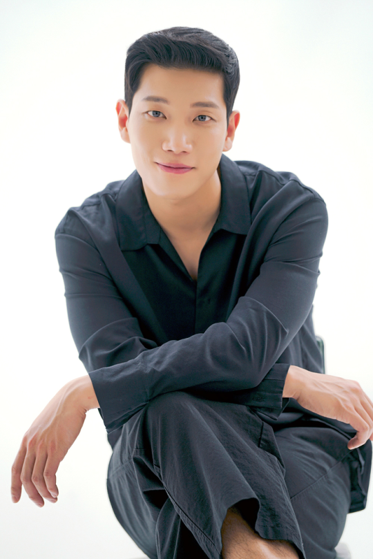 #KimKyungNam confirmed cast for SBS drama <#Connection>, he will act as a 2nd generation chaebol Won Jong-soo who is in a tight confrontation with his high school classmate #JiSung.

Broadcast on May 24.

#JeonMiDo #KwonYul