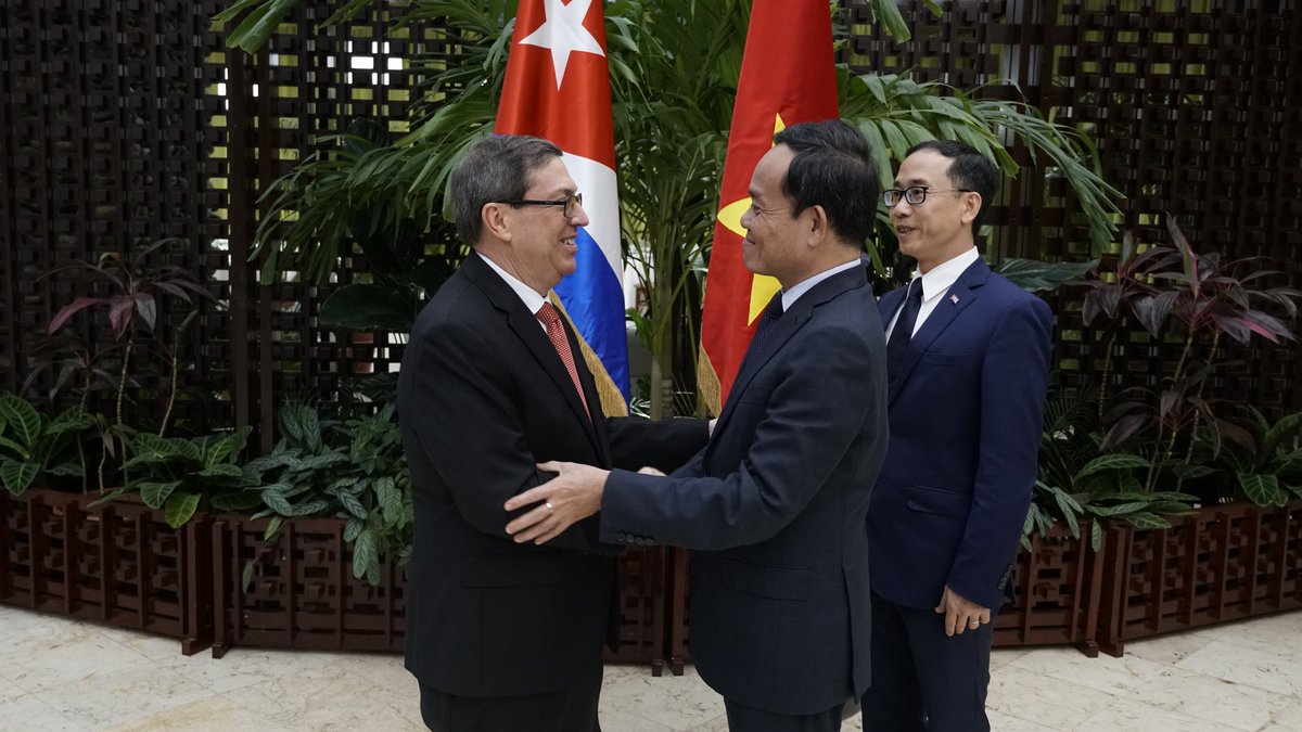 CubaMINREX's tweet photo. Sostienen conversaciones oficiales Canciller de #Cuba 🇨🇺, @BrunoRguezP y Viceprimer Ministro de #Vietnam 🇻🇳, Cro. Tran Luu Quang.

Ambos reiteraron la voluntad de seguir consolidando la cooperación integral en sectores estratégicos.

🔗 https://t.co/uITEozTt5r https://t.co/8oaBroWjrP
