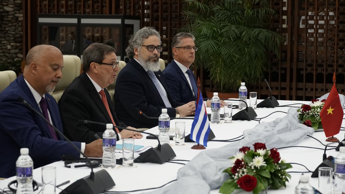 CubaMINREX's tweet photo. Sostienen conversaciones oficiales Canciller de #Cuba 🇨🇺, @BrunoRguezP y Viceprimer Ministro de #Vietnam 🇻🇳, Cro. Tran Luu Quang.

Ambos reiteraron la voluntad de seguir consolidando la cooperación integral en sectores estratégicos.

🔗 https://t.co/uITEozTt5r https://t.co/8oaBroWjrP