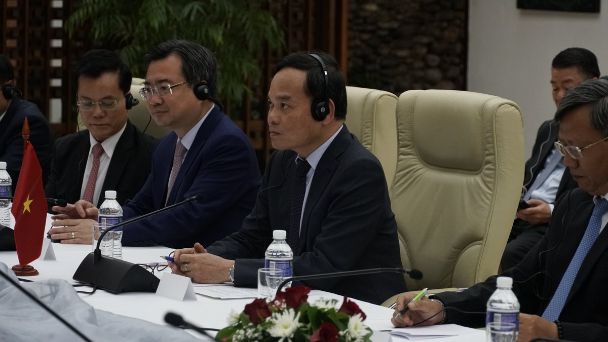 CubaMINREX's tweet photo. Sostienen conversaciones oficiales Canciller de #Cuba 🇨🇺, @BrunoRguezP y Viceprimer Ministro de #Vietnam 🇻🇳, Cro. Tran Luu Quang.

Ambos reiteraron la voluntad de seguir consolidando la cooperación integral en sectores estratégicos.

🔗 https://t.co/uITEozTt5r https://t.co/8oaBroWjrP