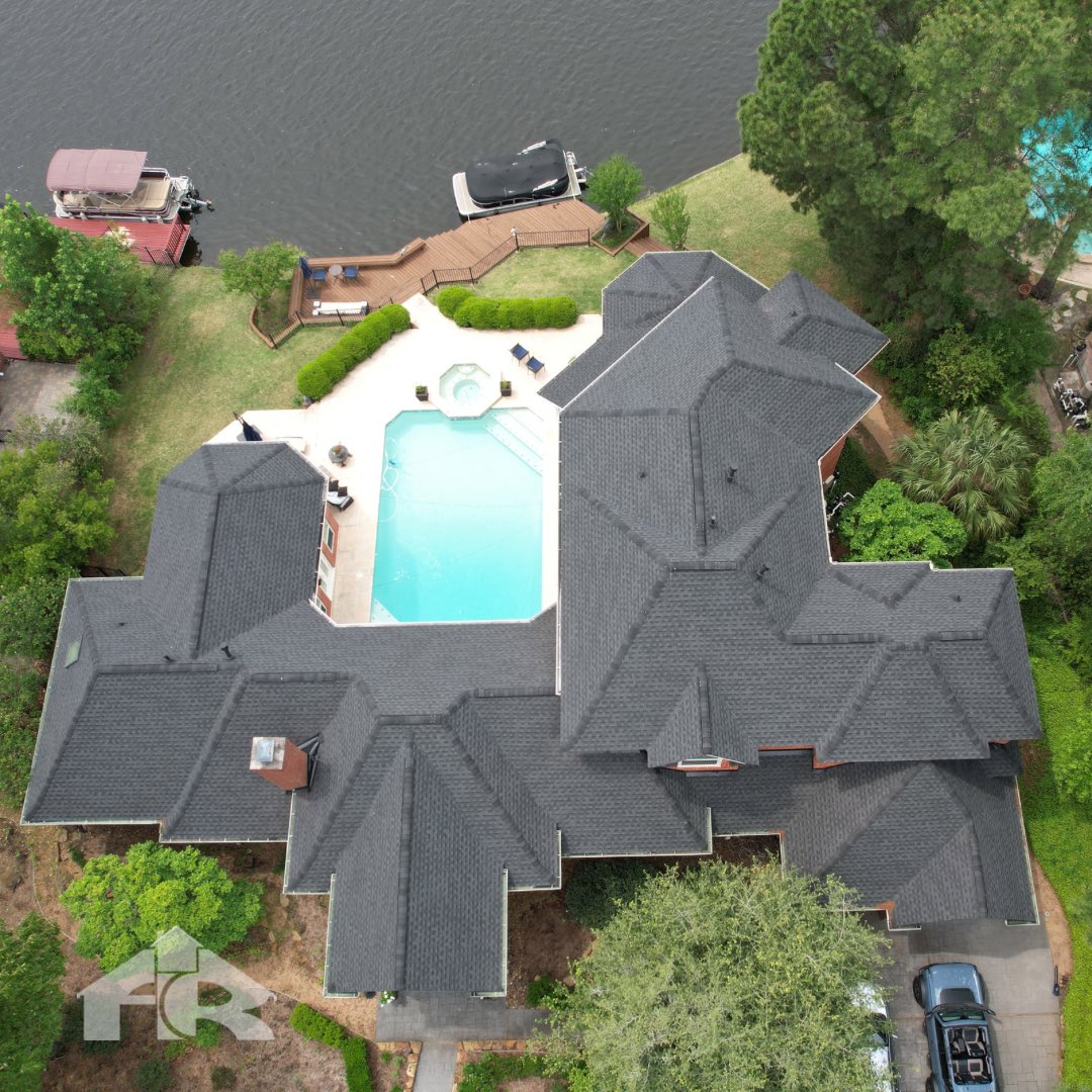 Happy #roofmakeovermonday! Springtime is the perfect time to invest in a new roof! Let the sunshine in and protect your home with style! ☀️🏠 

🏡 @gafroofing Timberline HDZ 
🖤 Charcoal 

If your roof is older than 15 years, it’s time for an inspection.

☎️ :: 281-367-0466