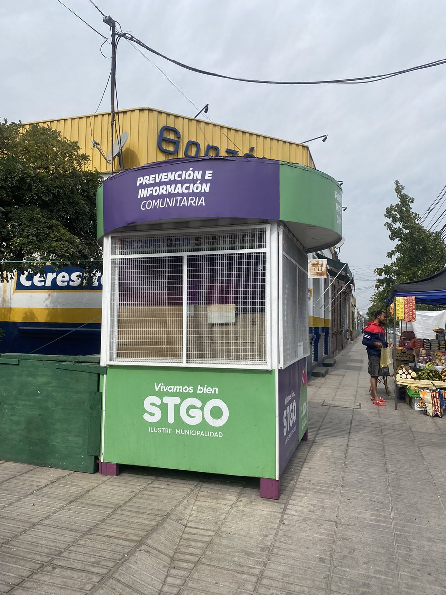 Martinezxstgo's tweet photo. 👥Estuvimos la tarde en la Feria Pedro Lagos, conversando con vecinos y feriantes, y por supuesto, aprovechando de comprar a buenos precios. 

❓En la última foto verán cerrada la caseta de Prevención y información comunitaria. Inentendible para todos a quienes les preguntamos https://t.co/m97tor3kKp