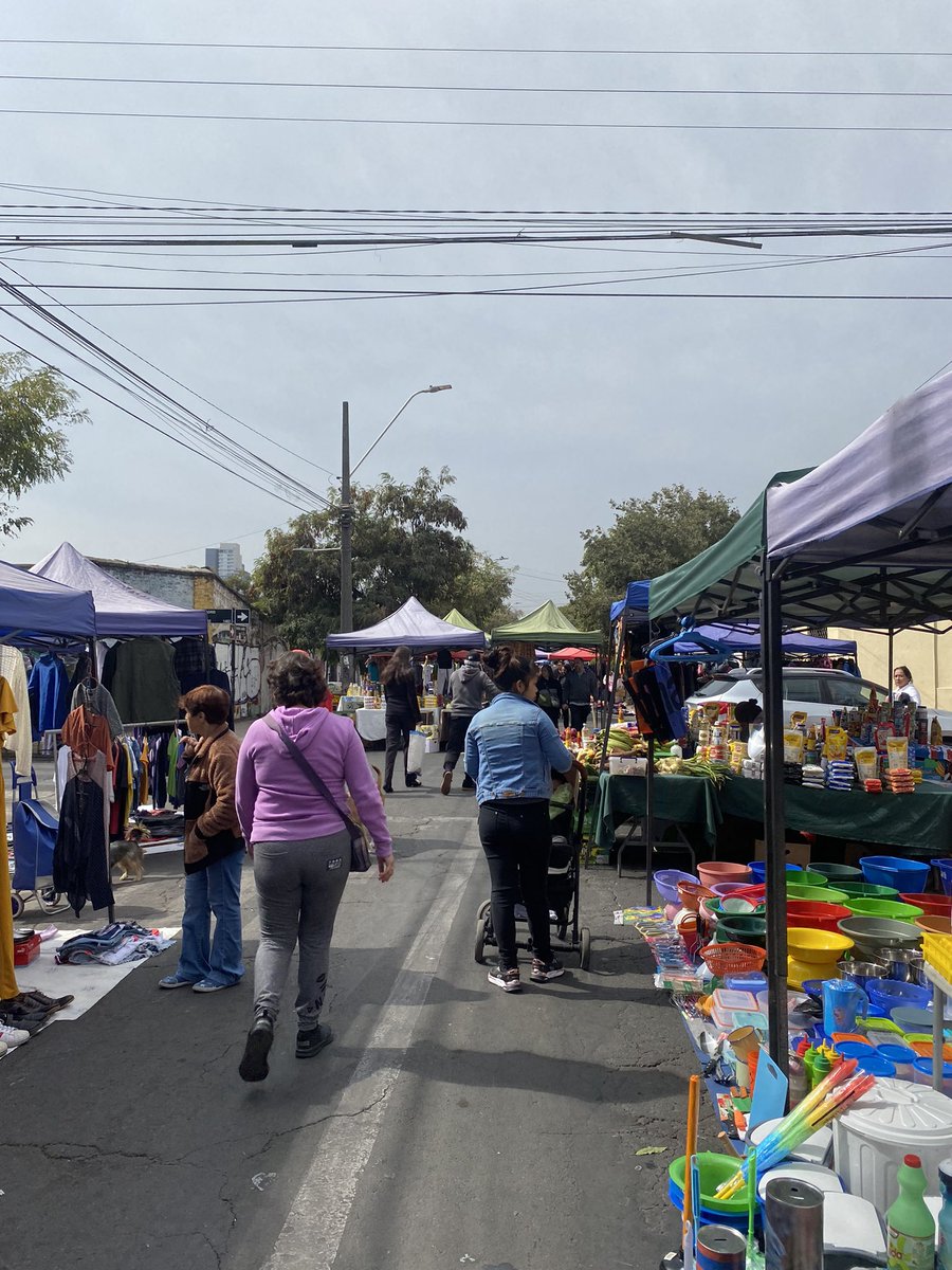 Martinezxstgo's tweet photo. 👥Estuvimos la tarde en la Feria Pedro Lagos, conversando con vecinos y feriantes, y por supuesto, aprovechando de comprar a buenos precios. 

❓En la última foto verán cerrada la caseta de Prevención y información comunitaria. Inentendible para todos a quienes les preguntamos https://t.co/m97tor3kKp