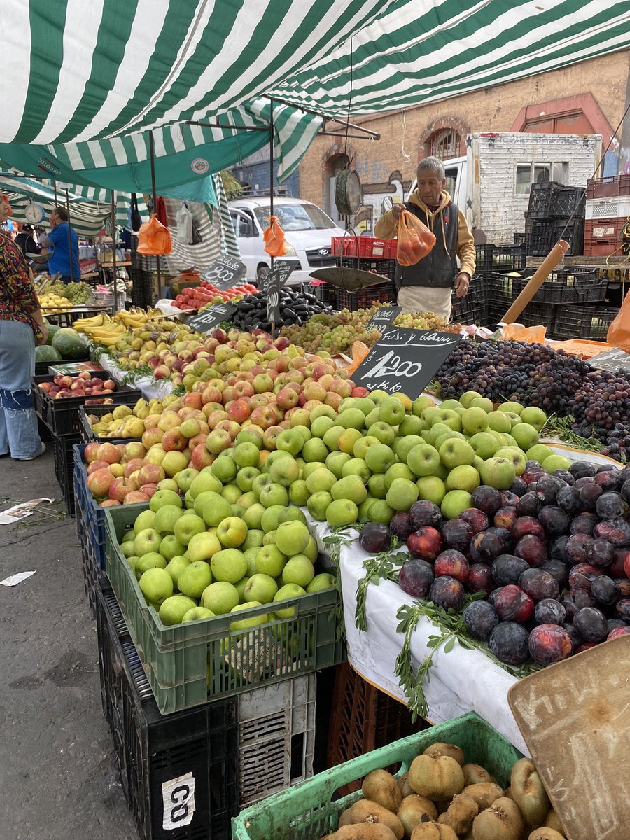 Martinezxstgo's tweet photo. 👥Estuvimos la tarde en la Feria Pedro Lagos, conversando con vecinos y feriantes, y por supuesto, aprovechando de comprar a buenos precios. 

❓En la última foto verán cerrada la caseta de Prevención y información comunitaria. Inentendible para todos a quienes les preguntamos https://t.co/m97tor3kKp