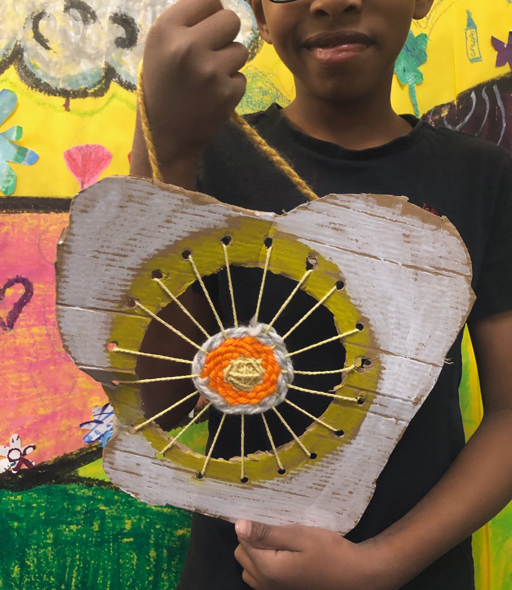 ArtWithMsRiddle's tweet photo. Handmade radial looms by some 3rd grade rockstars!! These are just some of their awesome creations! #LilyanaLegends #FiberArts https://t.co/utKR5MjpDq