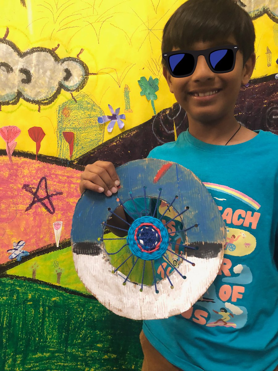 ArtWithMsRiddle's tweet photo. Handmade radial looms by some 3rd grade rockstars!! These are just some of their awesome creations! #LilyanaLegends #FiberArts https://t.co/utKR5MjpDq
