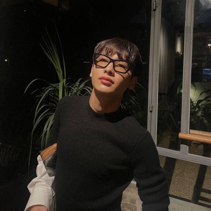 𝐂orrente  
  de a𝗉𝗋𝖾𝗌𝖾𝗇𝗍𝖺ção. 🪴

𝐍ome: Maxon Nathaniel LeBlanc
𝐈dade: 20 anos
𝐔ma música᎓ Overdose – Daniel di angelo 
𝐒exualidade: Demissexual e curioso
𝐒tatus: Solteiro
𝐂or favorita᎓ Azul pastel e roxo
𝐀ltura: 1,74
𝐍acionalidade: Francês