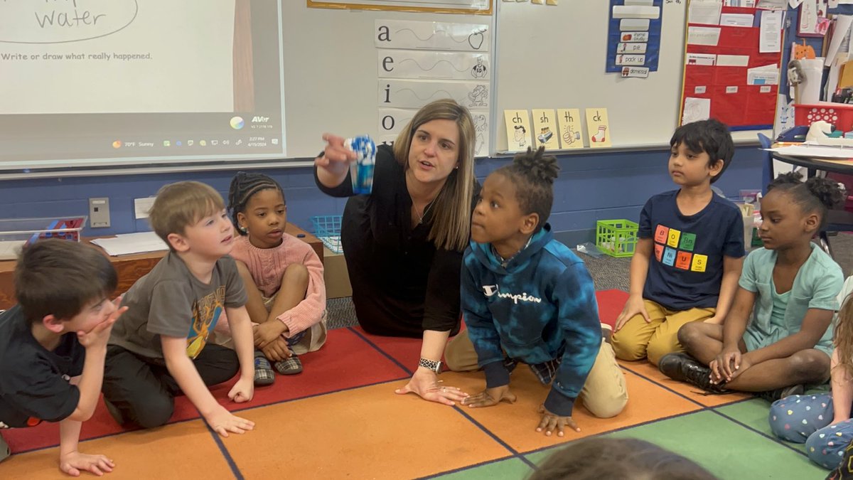 We have been learning about spring so we did a rain experiment in kindergarten today! ☔️🌧️💧⁦<a href="/BGSchools/">BG Schools</a>⁩