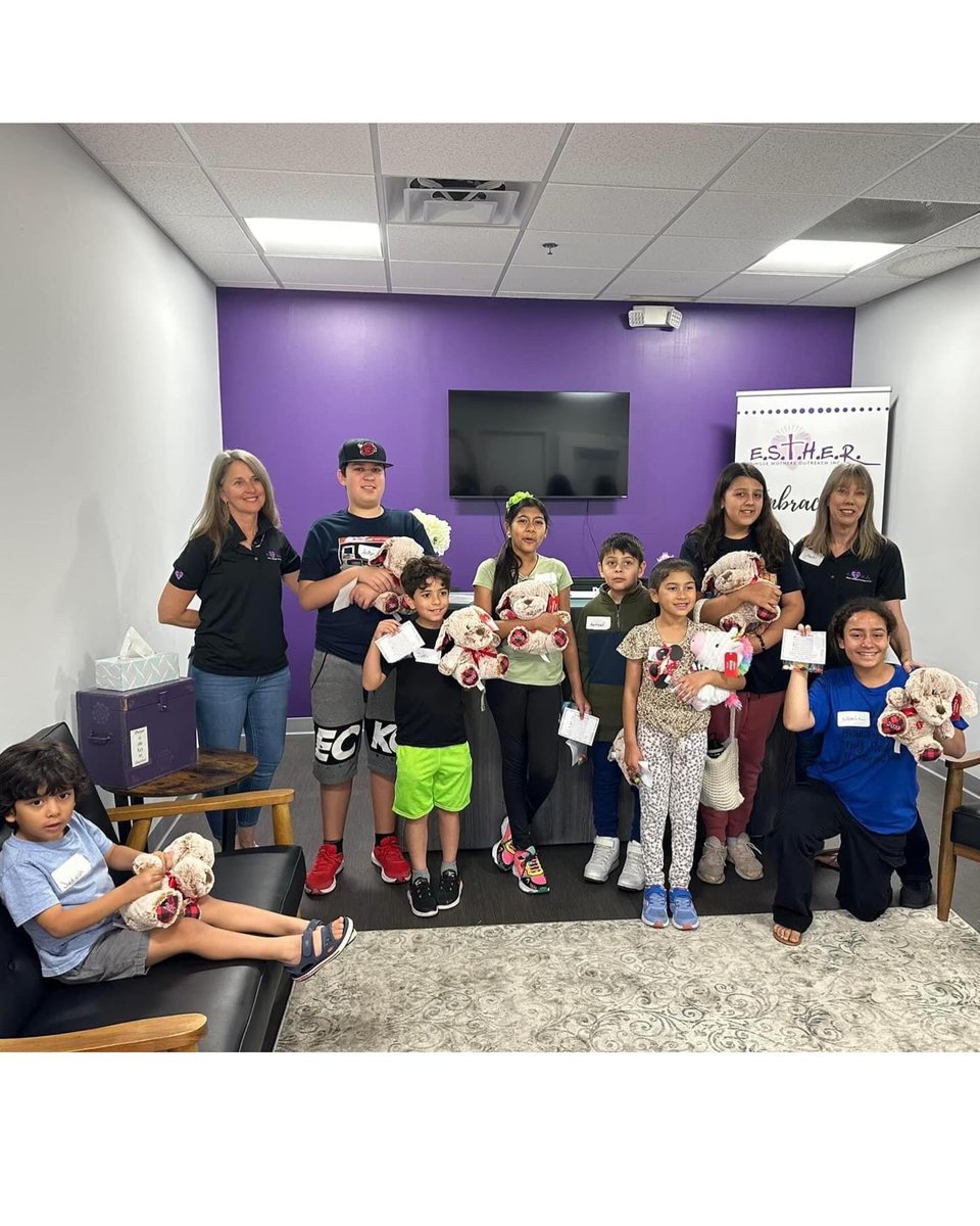 ESTHERSMO's tweet photo. Helping hands and hearts💜✝️💜🙏🏻
A local homeschool group volunteered at our office making snack bags with messages of love, hope, SUPPORT. 
Then they packed the bags with treats. 

Gods LOVE expressed is so beautiful https://t.co/OzKzLPMAEC