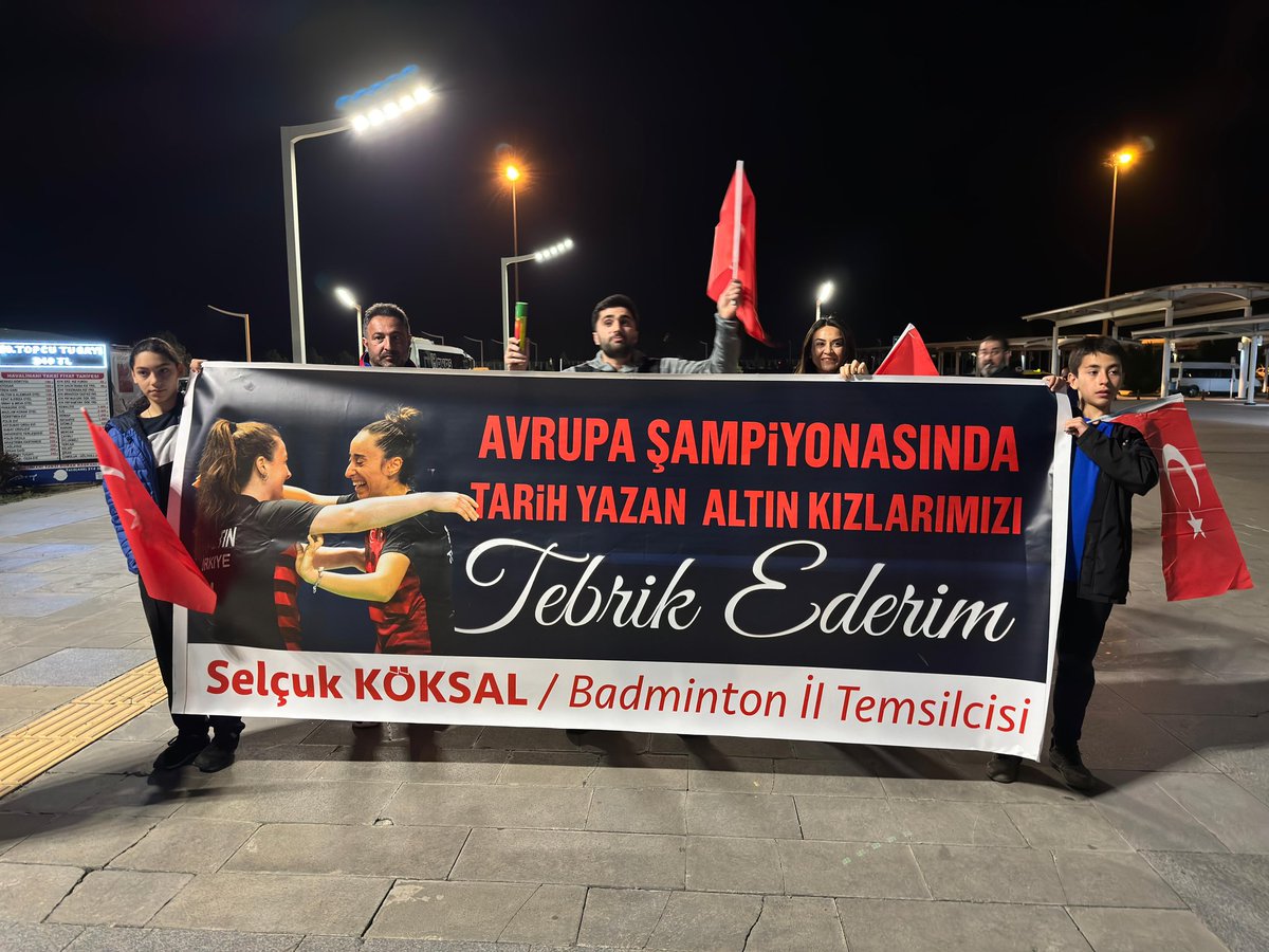 8-14 Nisan 2024 tarihleri arasında Almanya'da düzenlenen Avrupa Büyükler Badminton Şampiyonasında milli sporcularımız Bengisu Erçetin ve Nazlıcan İnci çift kadınlarda ilk defa ülkemize bronz madalya kazandırdılar. Sporcularımızı ve antrenörlerimizi tebrik ederiz.🇹🇷👏🇹🇷