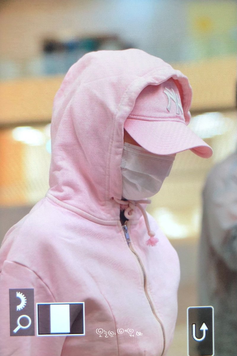 firstrabbit922's tweet photo. 240416 GMP 출국 나연이🐰🩵👚👛

#TWICE #nayeon #트와이스 #나연 #ナヨン https://t.co/0dXQJLyAgy
