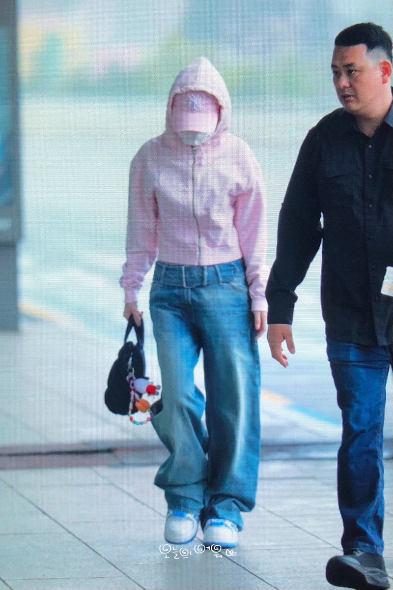 firstrabbit922's tweet photo. 240416 GMP 출국 나연이🐰🩵👚👛

#TWICE #nayeon #트와이스 #나연 #ナヨン https://t.co/0dXQJLyAgy