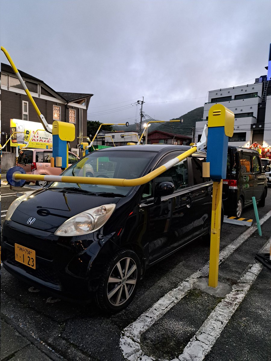 kanou_456's tweet photo. こんな形の駐車場のバー初めて見ました☺️ https://t.co/nuOv18Taej
