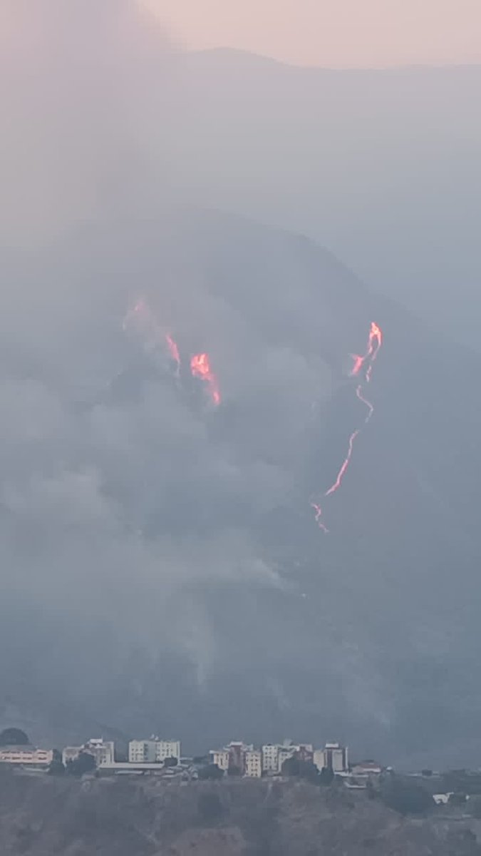 JLopezCCS's tweet photo. En este momento, incendio forestal en el sector Culebrillas del Parque Nacional el Ávila.

#15Abr https://t.co/brF4TESMU5