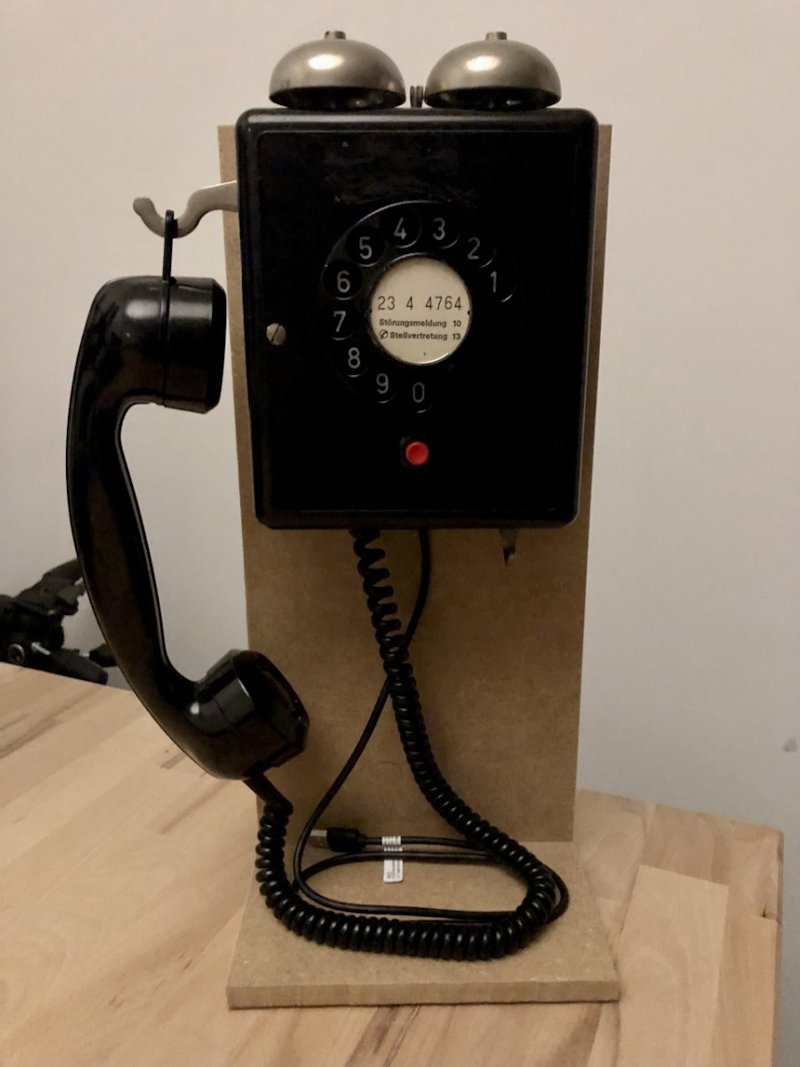MikeSound used Teensy 4.0 and Audio Shield to adapt this old phone for use with Microsoft Teams meetings and Zoom calls Article by @IShJR pjrc.com/old-phone-inte… Code & Schematics github.com/UTZbox/Analog2…