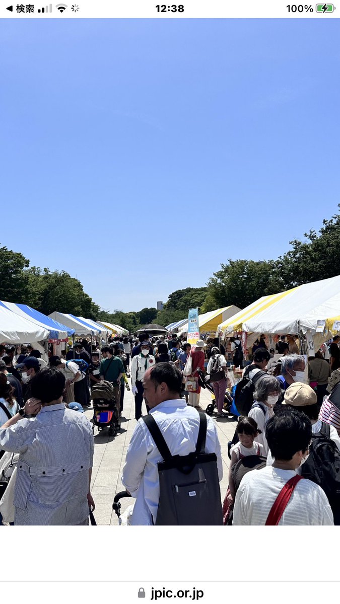 5月4日.5日は恒例の 「上野の森.親子ブックフェスタ」 児童書出版社のテントが沢山出て 新刊本が割引で買えます。 ぼくは5日午後1時から 特設テントで言葉遊びショーと 偕成社の新刊 「おくれてきた名探偵」の サイン会。 いつものように中川大輔さんが 絵も入れてくれます。 画像は昨年の賑わいです。