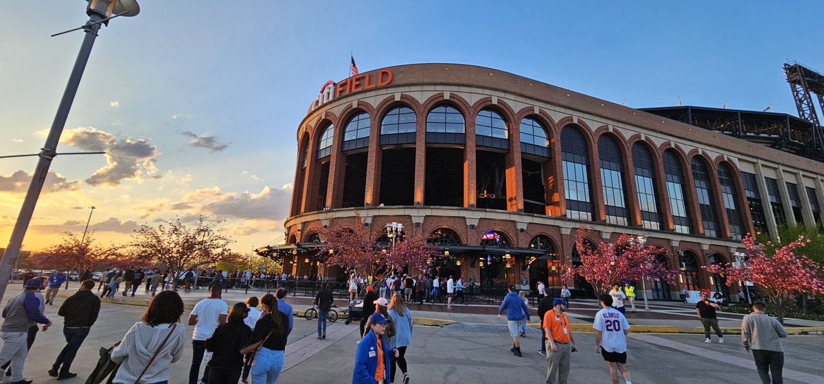 geoffap's tweet photo. First Mets Game https://t.co/O8OYmcYA51