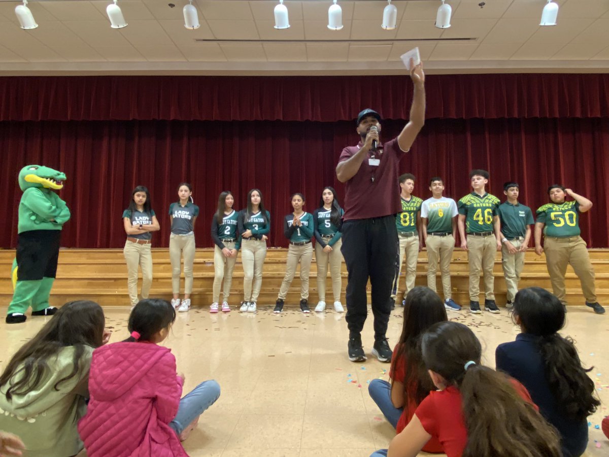 RanchoVerdeElem's tweet photo. Thank you @resaca_gators cheerleaders &amp; athletes for stopping by and sharing some uplifting words with our students! https://t.co/omSjGl4ddE