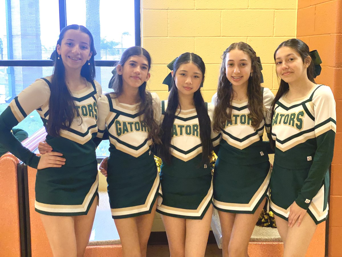 RanchoVerdeElem's tweet photo. Thank you @resaca_gators cheerleaders &amp; athletes for stopping by and sharing some uplifting words with our students! https://t.co/omSjGl4ddE
