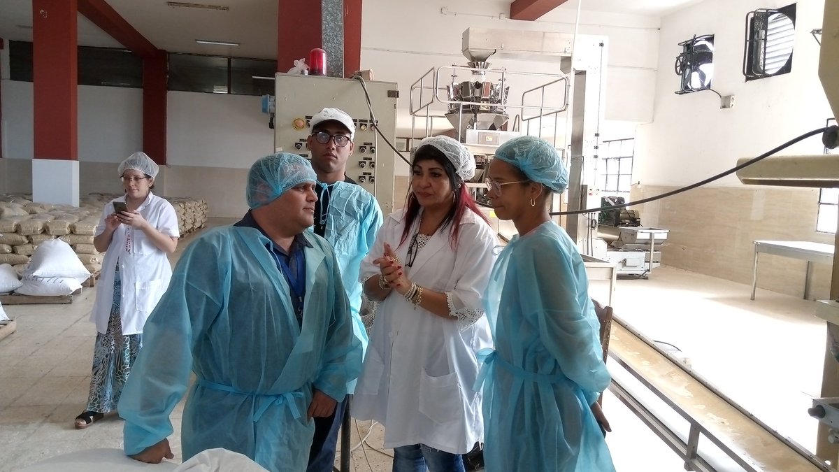 geiacuba's tweet photo. Directivos de la Empresa @confihar respondieron hoy a reporteros del @canalhabana_cu sobre las acciones con los nuevos actores económicos en la UEB "La Pasiega"  donde los compromisos con el pueblo se cumplen.
@geiacuba @minalcuba 
#GenteQueSuma https://t.co/RTj2hcDlsP
