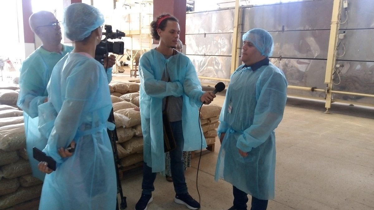 geiacuba's tweet photo. Directivos de la Empresa @confihar respondieron hoy a reporteros del @canalhabana_cu sobre las acciones con los nuevos actores económicos en la UEB "La Pasiega"  donde los compromisos con el pueblo se cumplen.
@geiacuba @minalcuba 
#GenteQueSuma https://t.co/RTj2hcDlsP