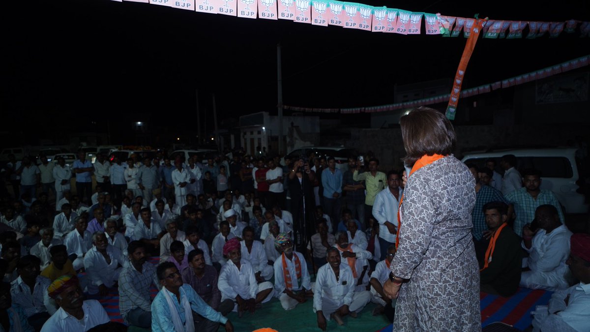 jyotimirdha's tweet photo. कल खींवसर विधानसभा क्षैत्र की ग्राम पंचायत मुन्दियाड़ में जनसंपर्क कार्यक्रम के दौरान वहां उपस्थित अपनों से मत एवं समर्थन की अपील की और खींवसर विधानसभा क्षैत्र की बेटी होने के नाते खींवसर वासियों को इस लोकसभा चुनाव की कमान संभालने का भी आग्रह किया।

#छोटी_बहन
#PhirEkBaarModiSarkar
#अबकी_बार_400_पार
#BJP4IND
#मैं_ज्योति_मिर्धा_के_साथ_हूँ
#BJPPhirSe
#BJPRajasthan
#जय_भाजपा_तय_भाजपा
#जीत_की_ओर_बढते_कदम
#आ_रही_है_भाजपा
#Vote4BJP
