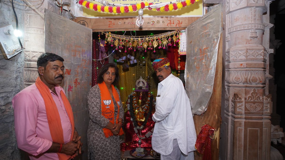 jyotimirdha's tweet photo. कल खींवसर विधानसभा क्षैत्र की ग्राम पंचायत मुन्दियाड़ में जनसंपर्क कार्यक्रम के दौरान वहां उपस्थित अपनों से मत एवं समर्थन की अपील की और खींवसर विधानसभा क्षैत्र की बेटी होने के नाते खींवसर वासियों को इस लोकसभा चुनाव की कमान संभालने का भी आग्रह किया।

#छोटी_बहन
#PhirEkBaarModiSarkar
#अबकी_बार_400_पार
#BJP4IND
#मैं_ज्योति_मिर्धा_के_साथ_हूँ
#BJPPhirSe
#BJPRajasthan
#जय_भाजपा_तय_भाजपा
#जीत_की_ओर_बढते_कदम
#आ_रही_है_भाजपा
#Vote4BJP