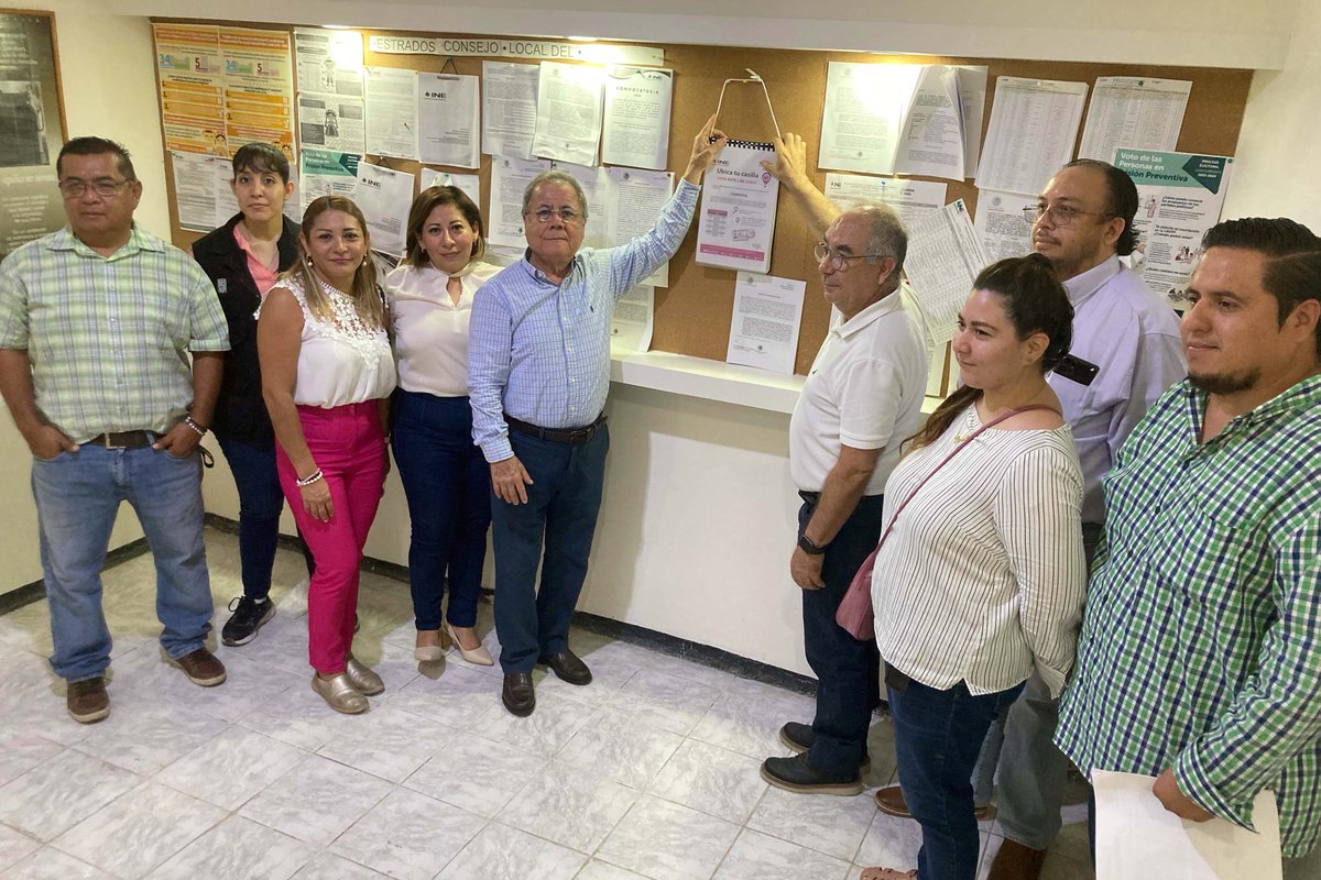 INE_Campeche's tweet photo. Recibió el Consejero Presidente del Consejo Local del INE Campeche, @FernandoBalmes a la comitiva del 01 Consejo Distrital que realiza la difusión del listado de las casillas para las votaciones del #2DeJunio, mismo que se fijará en lugares públicos y de afluencia ciudadana. https://t.co/l0doT9gxMF