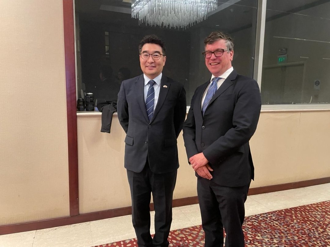 El centro 🇬🇧 <a href="/WiltonPark/">Wilton Park</a> junto a <a href="/FCDOGovUK/">Foreign, Commonwealth & Development Office</a> <a href="/LondonCyber/">LondonCyber</a> y <a href="/minrel_chile/">Cancillería Chile 🇨🇱</a> realizará la conferencia Actuando Responsablemente en el #Ciberespacio con el objetivo de fomentar cooperación entre gobiernos y organismos no gubernamentales, y acordar principios comunes en #ciberseguridad