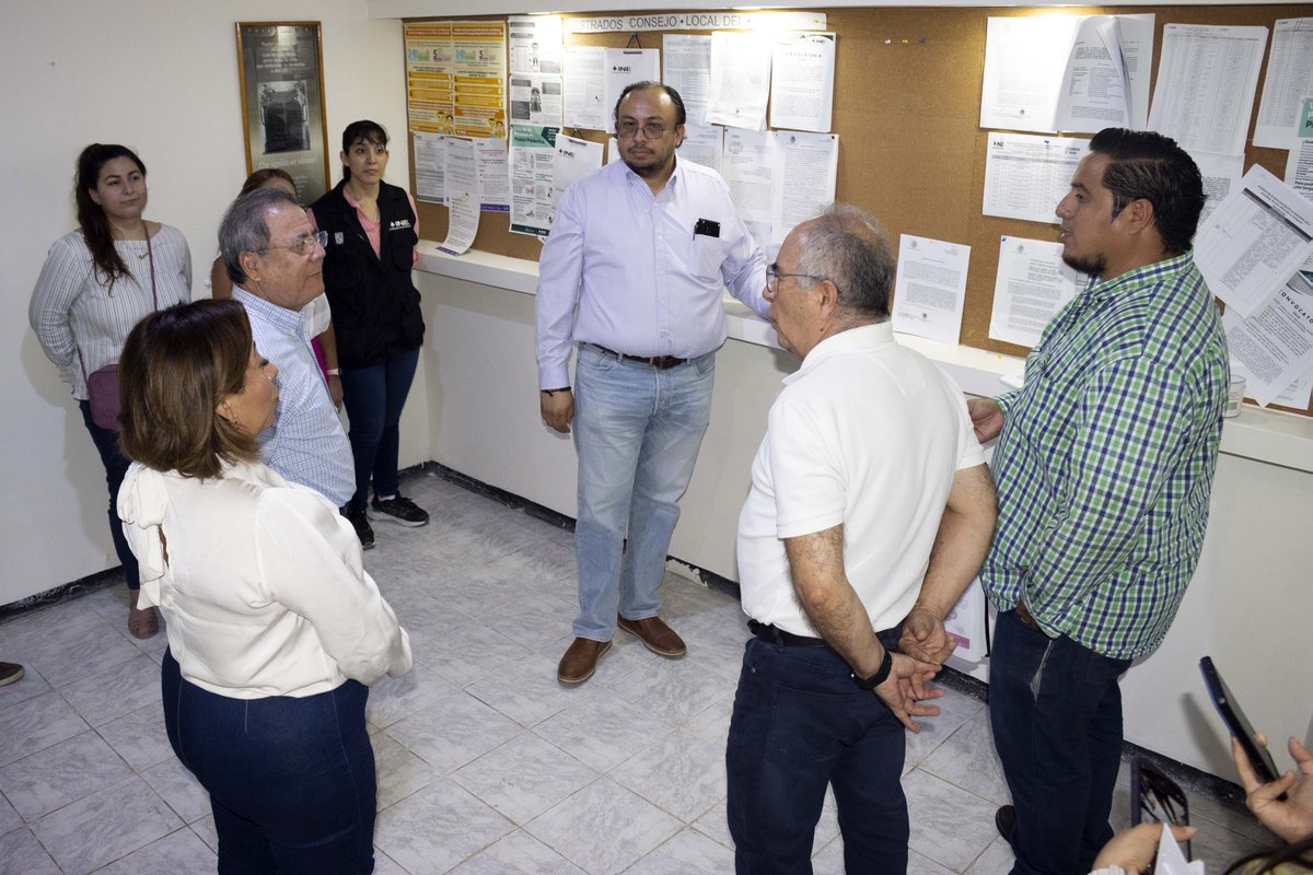 INE_Campeche's tweet photo. Recibió el Consejero Presidente del Consejo Local del INE Campeche, @FernandoBalmes a la comitiva del 01 Consejo Distrital que realiza la difusión del listado de las casillas para las votaciones del #2DeJunio, mismo que se fijará en lugares públicos y de afluencia ciudadana. https://t.co/l0doT9gxMF