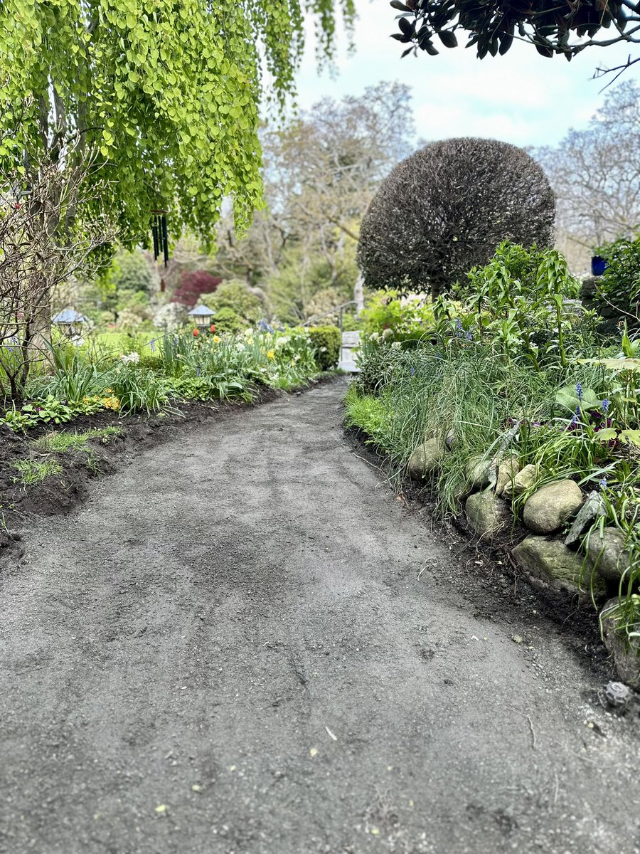 LennoxMasonry's tweet photo. The beginning of a flagstone walkway in #oakbaybc with Pennsylvania Bluestone. Interested in extending your outdoor living space or creating a garden path on your property in Victoria BC? Contact @lennoxmasonry today to discuss the details of your next project! #Masonry https://t.co/N1wef6pM7f