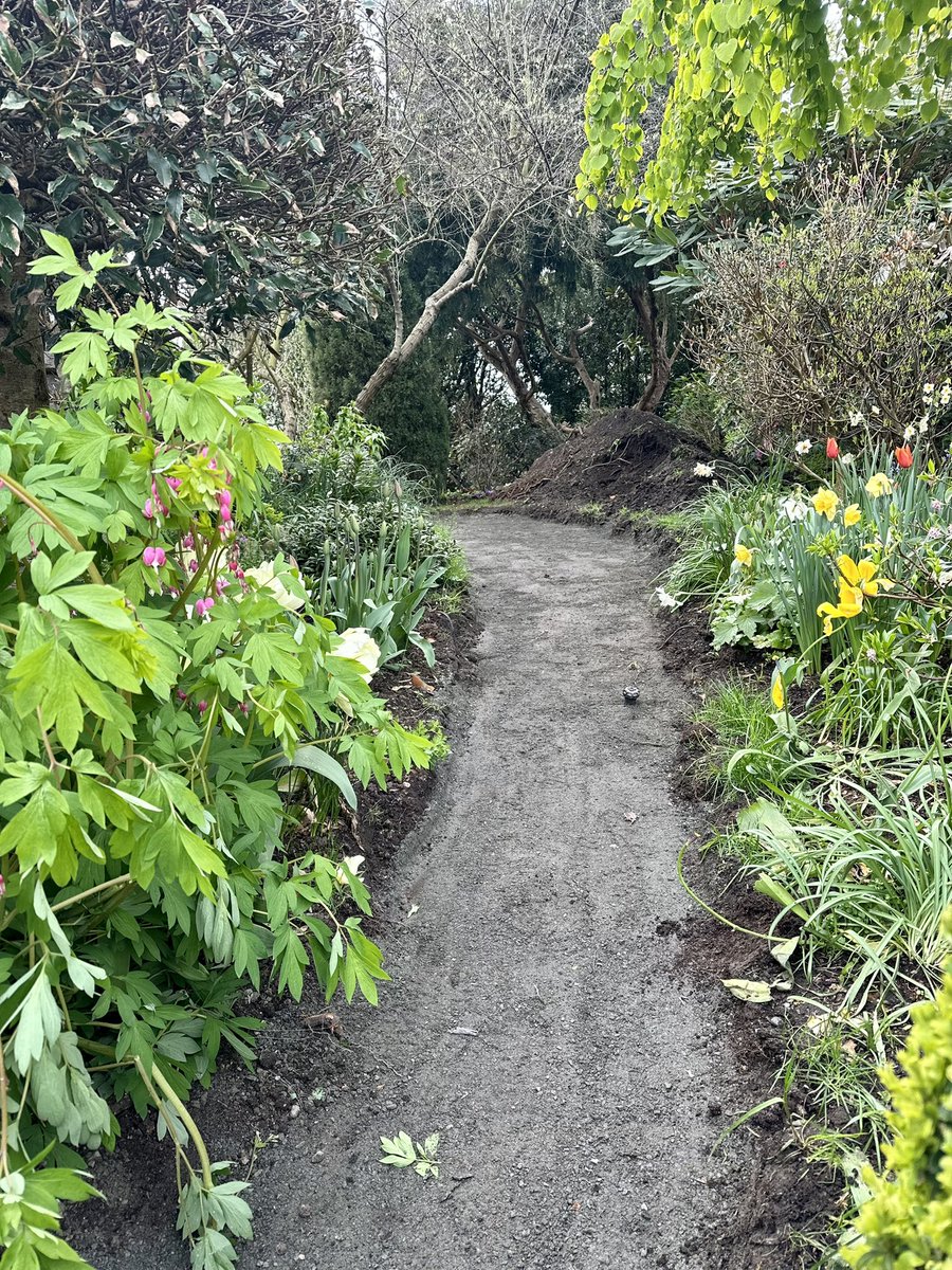 LennoxMasonry's tweet photo. The beginning of a flagstone walkway in #oakbaybc with Pennsylvania Bluestone. Interested in extending your outdoor living space or creating a garden path on your property in Victoria BC? Contact @lennoxmasonry today to discuss the details of your next project! #Masonry https://t.co/N1wef6pM7f