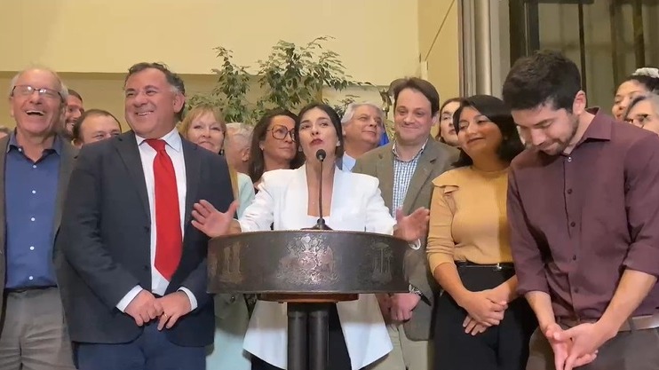 candrews_cl's tweet photo. No puedo creer la foto! El sheriff resultó ser un cobarde parásito oportunista que, por un puesto en la cámara, se vendió al PC... https://t.co/ft6GZm9EoH