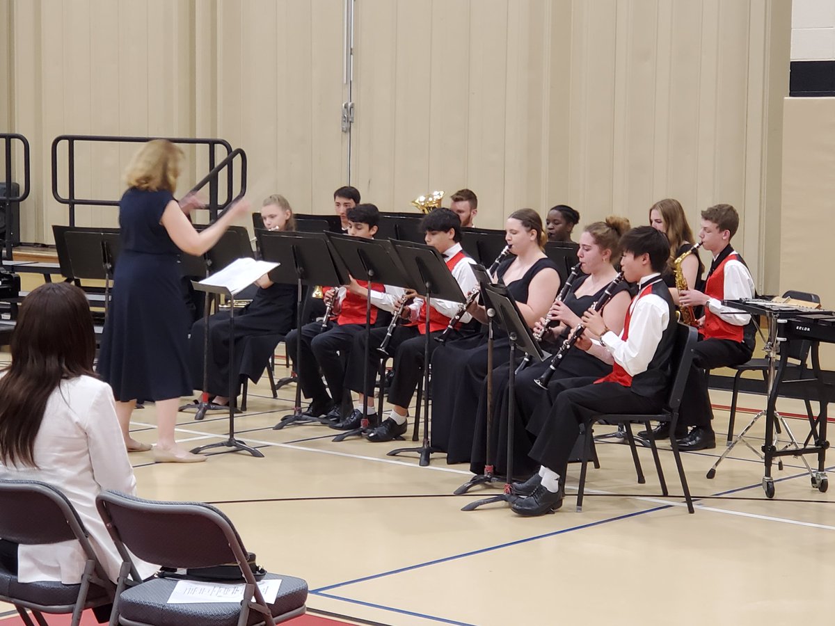 MAAMustangs's tweet photo. High School band with Swing Low Sweet Chariot!

#springconcert https://t.co/zafFhxMakv