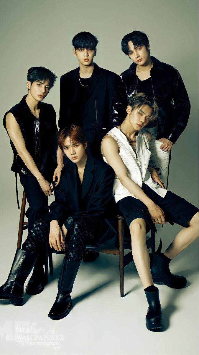 TXTChartData's tweet photo. .@TXT_members re-peaks #1 on the Billboard Artist 100 Chart. They're  now spending 70 weeks on the chart. 🔥 https://t.co/Mo7QQgXpsj