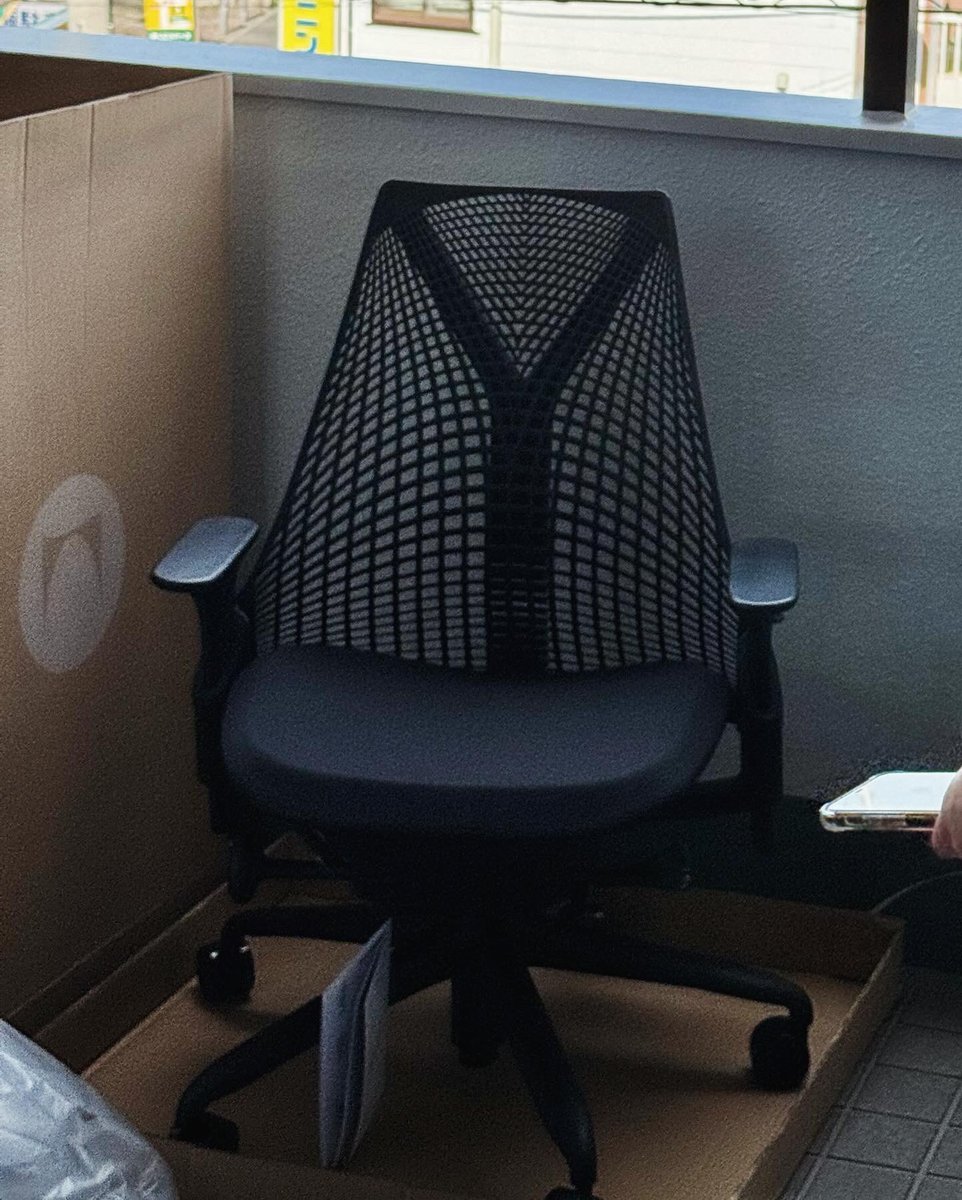 ハーマンミラーから、スタッフ用に発注してあったセイルチェアが届く。
小ぶりだけれどサポート感のある椅子。
日々の仕事が楽になることを祈りつつ…

#アトリエ事務所の日常 #hermanmiller #saylchair