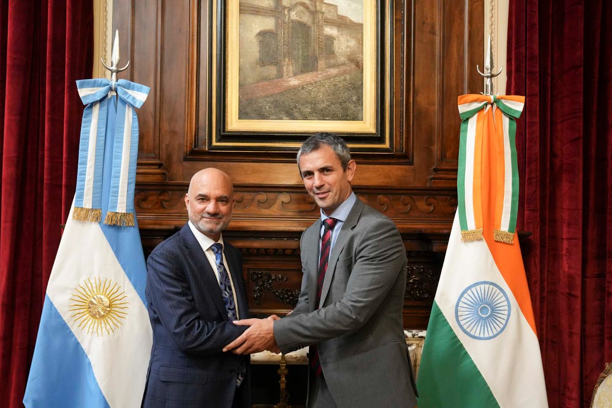 AUDIENCIA PARLAMENTARIA Con el objeto de fortalecer vínculos bilaterales, @MenemMartin, presidente de la Cámara de Diputados tuvo un encuentro con el embajador de la India, @dineshbhatia. Lee más: ➡️ bit.ly/India15A #LibertadYDemocracia