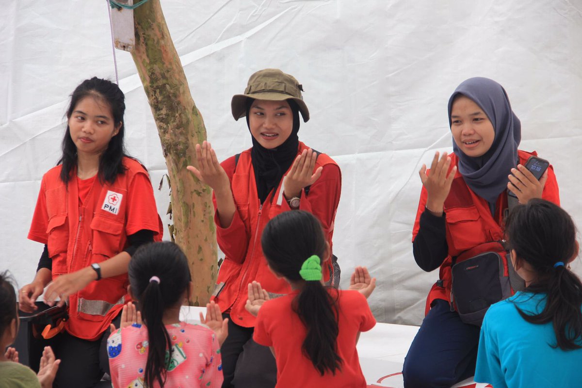 soekram's tweet photo. Relawan PMI Jatim Ajak Anak-Anak Bawean Bermain Pasca Gempa @palangmerah @ifrc @Lintas86com @ceritarelawanid → https://t.co/CnSgSHwsum https://t.co/ML0DG8o00u