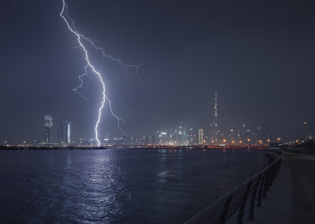 Everyone waiting for the show - and we got a reward! #storm #mydubai #lightning #cats #omsystem