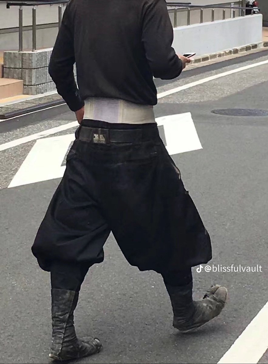 Gen Z on TikTok have discovered Japanese tobi pants, which are workwear essentials for construction and other blue collar jobs. I’ve also seen gangsters or punks wearing them too because they are tres chic now.