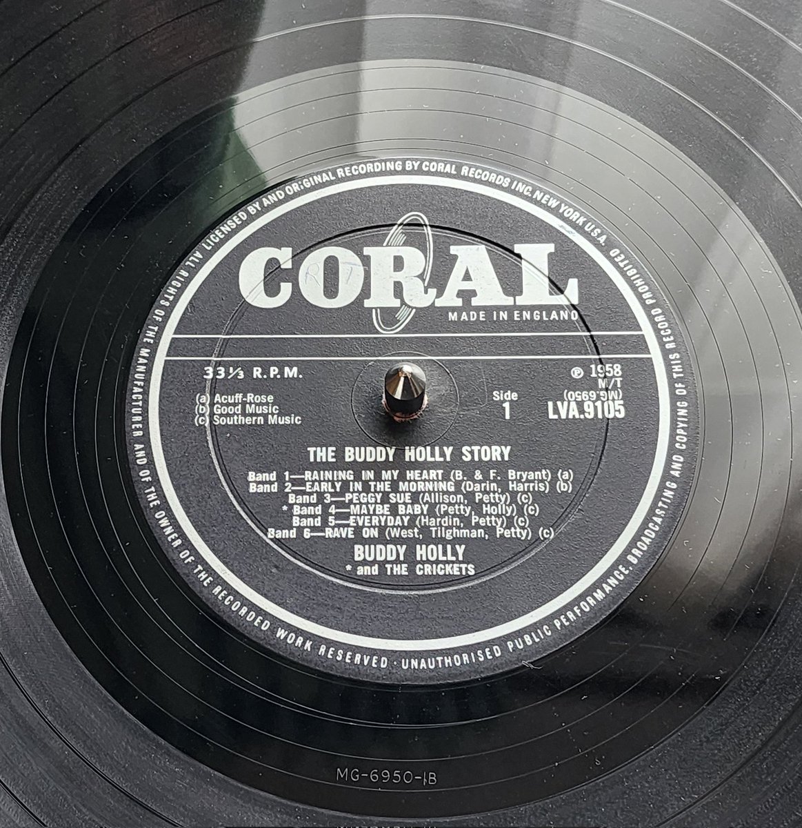 皆様おはようございます☀️
今日は朝から轟音でオールディーズを🔥
「The Buddy Holly Story」
UK org盤 CORAL黒銀ラベル DG 1/1
1stジャケ MONO
'バディ・ホリー'が飛行機事故で亡くなった、'音楽が死んだ日'の後にリリースされた追悼盤です。1959年リリース
バディの残した数々の名曲を味わいます✨️