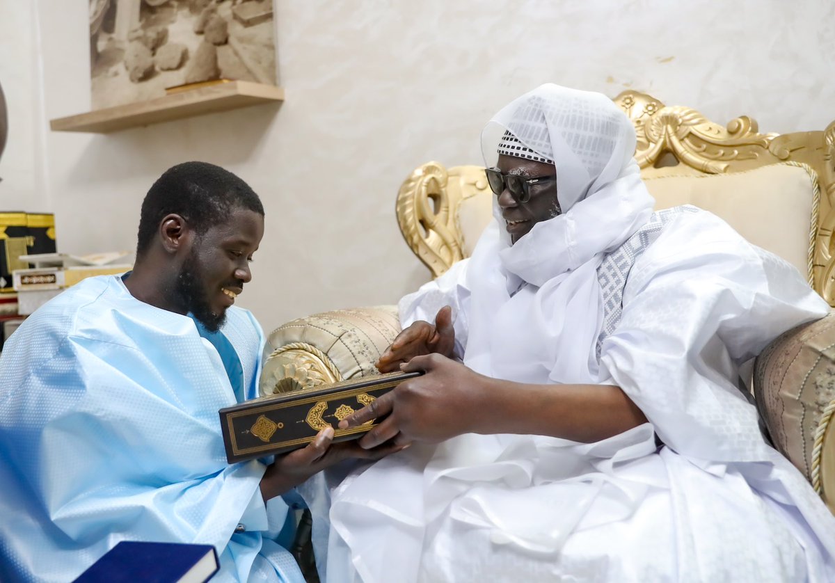 PR_Senegal's tweet photo. Le Président @DiomayeFaye a rendu visite au Khalife Général des Mourides dans le cadre de sa première sortie officielle après son élection. 

Un déplacement grandement apprécié par Serigne Mountakha Mbacké, qui a prié pour le Chef de l’Etat et pour le Sénégal dans son ensemble. https://t.co/bQPx35ALAY
